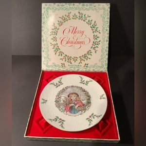 Royal Doulton Christmas Plate 1978 Holly Basket Girl Bone China /w original Box